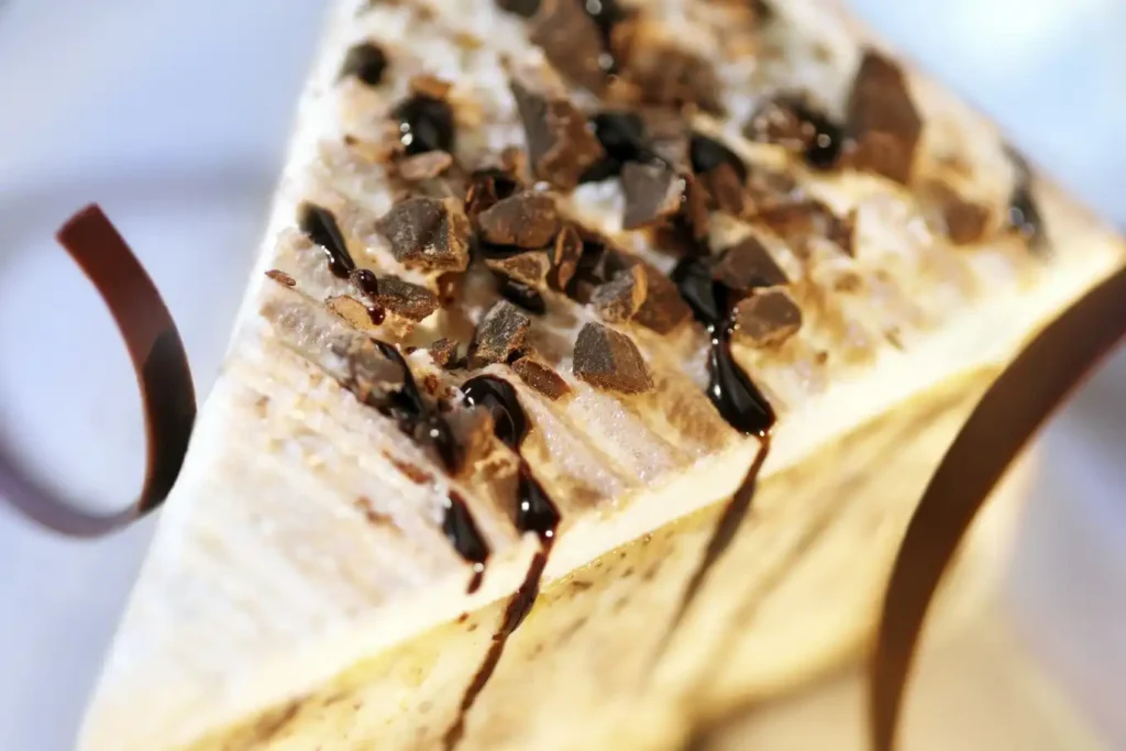 kawałek sernika z posypką czekoladową